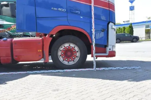 LKW-Begutachtung in Hamburg – Vermessung mit Messlatte durch Kfz-Gutachter Kfz-Gutachter misst einen LKW mit einer Messlatte zur Schadensbewertung in Hamburg